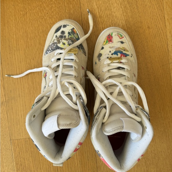 NIKE/SUPREME Dunk High x Jean Michel Basquiat Cream & White Graphic Sneakers - Picture 2 of 3